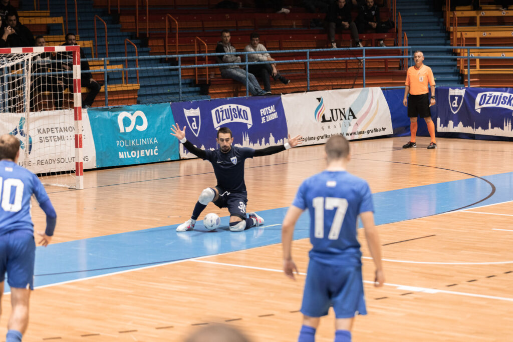 Tri igrača Futsal Dinama